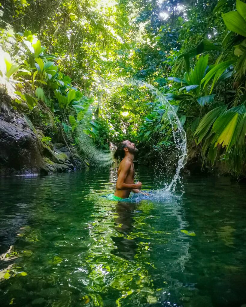 alexcursion qui sors de l'eau dans le canyon moustique