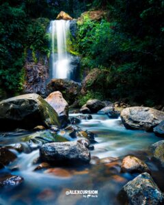 photo en pose longue de la cascade du saut des trois cornes à sainte rose en guadeloupe