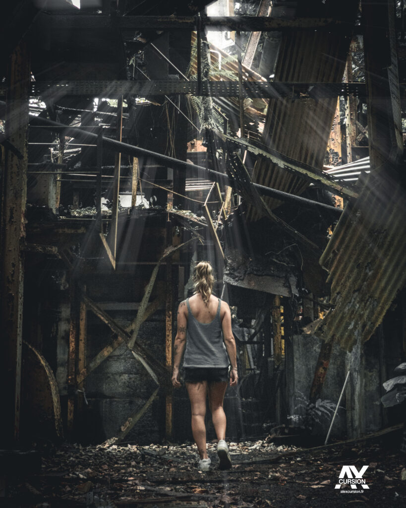 Charlotte qui marche dans l'usine de Grosse Montagne
