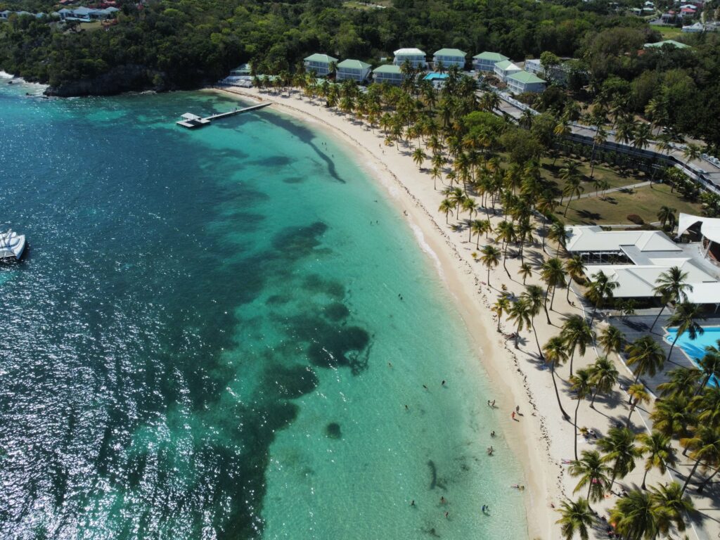 la plage de la caravelle depuis les airs