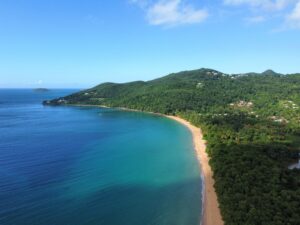 plage de grande anse à deshaies depuis un drone