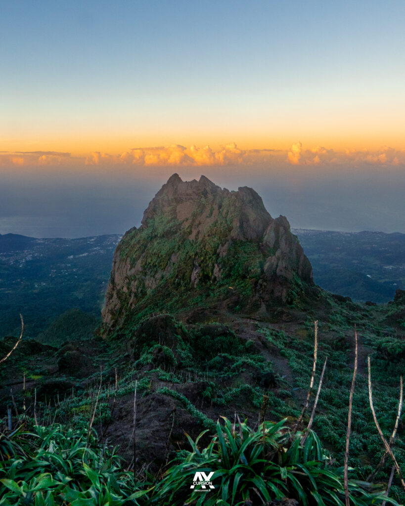 un des rochers vu depuis le sommet de la soufrière en Guadeloupe, au levé du soleil