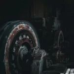 Gros plan sur une roue mécanique massive d'un groupe électrogène désaffecté
