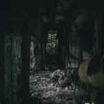 Allée centrale d'un bâtiment industriel abandonné ouvrant sur la jungle