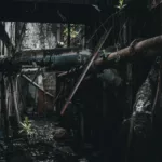 Réseau de canalisations et tuyaux corrodés par l'humidité tropicale