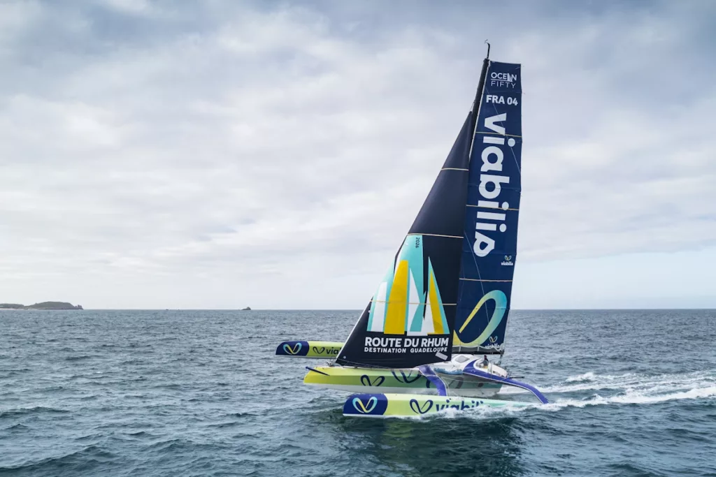 voilier pendant la course da la route du rhum